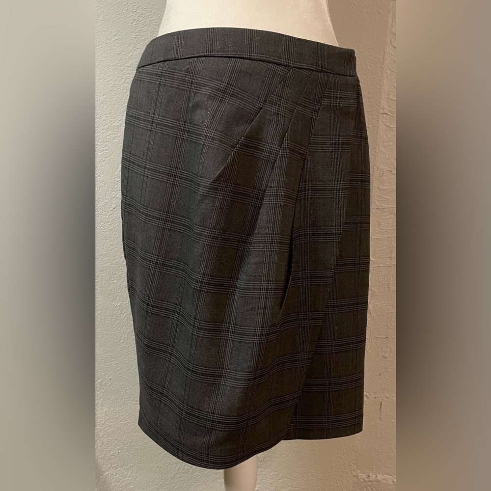 New York & Company plaid wrap around skirt. Size 8.